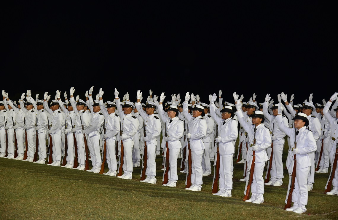 Cadetes de la Escuela Naval en juramento de bandera